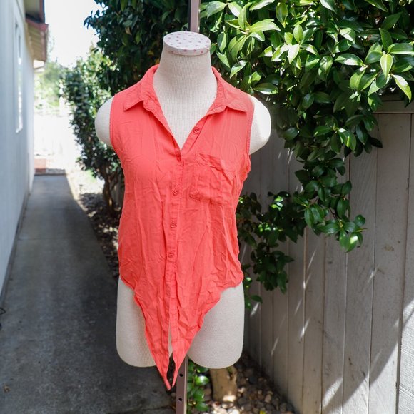 Sleeveless Tie Front Button up - Picture 2 of 6